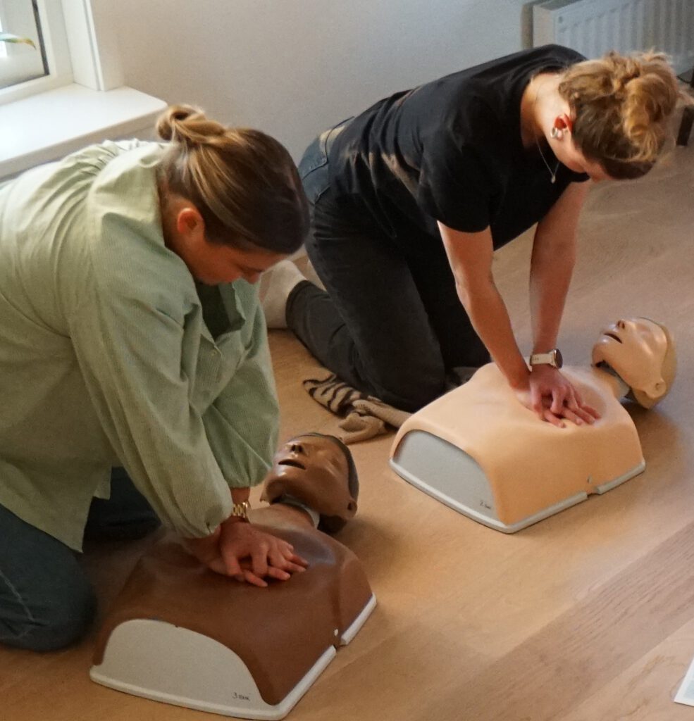 Träning av HLR på dockor. Vuxen HLR. Barn HLR. Utbildning enligt svenska HLR-rådet