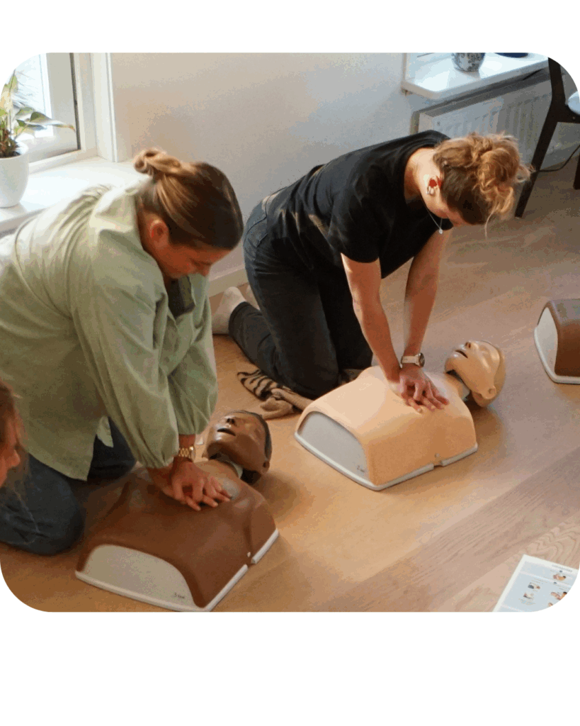 Deltagare gör HLR på HLR-docka