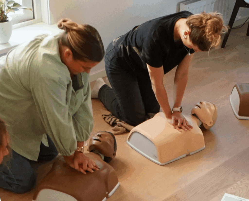 Deltagare gör HLR på HLR-docka